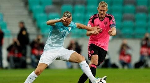 יסמין קורטיץ' נלחם על הכדור עם דארן פלטשר הסקוטי