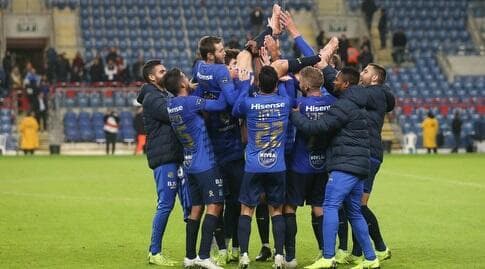 שחקני מכבי תל אביב חוגגים סיבוב ללא הפסד