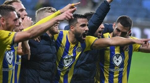 שחקני מכבי תל אביב חוגגים דקות ארוכות לאחר המשחק בסמי עופר