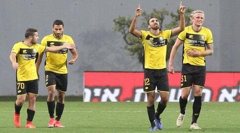 ג'ונתן בורנשטיין מאושר יחד עם שחקני מכבי נתניה