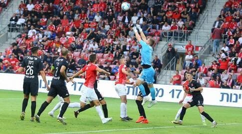 אמיליוס זובאס יוצא לכדור קרן. העונה הקבוצה שלו ספגה לא מעט במצבים נייחים (מרטין גוטדאמק) אמיליוס זובאס יוצא לכדור קרן. העונה הקבוצה שלו ספגה לא מעט במצבים נייחים