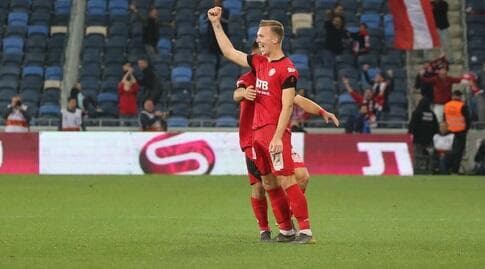 עבד טוב. קארצב חוגג את שערו הראשון בליגת העל