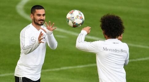 סאנה וגונדואן במדי הנבחרת. גזענות מבית