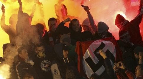 אוהדים במוסקבה. הדגלים מוצנעים יותר, אבל עדיין קיימים