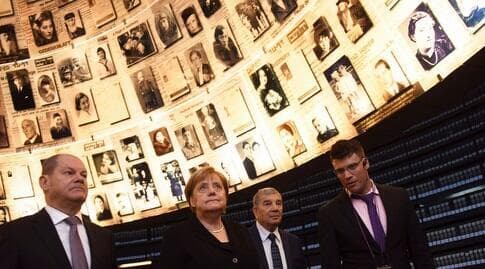 אנגלה מרקל, קנצרלית גרמניה, ביד ושם. ישופץ בקרוב ע"י דורטמונד