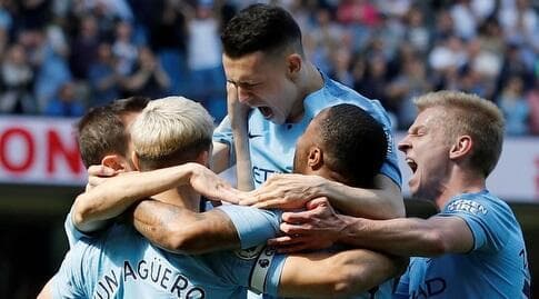 שחקני מנצ'סטר סיטי חוגגים