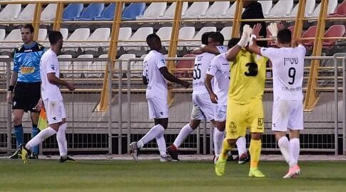 שחקני נס ציונה חוגגים בשער הניצחון נגד קטמון (חגי מיכאלי) שחקני נס ציונה חוגגים בשער הניצחון נגד קטמון