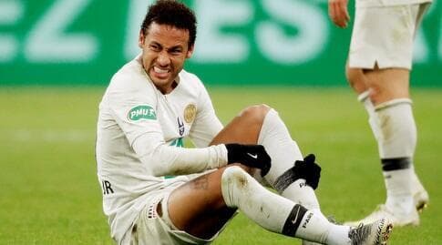 ניימאר על הדשא. קיבל טיפול, המשחק מחודש, אך למי ילך הכדור?