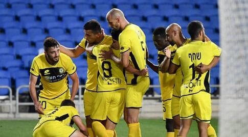 שחקני מכבי נתניה חוגגים