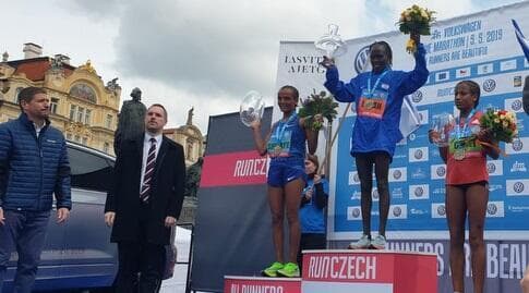 סלפטר מגיעה לפודיום, פעם אחר פעם