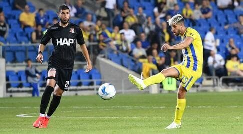 דור מיכה בועט מחוץ לרחבה. מכבי השיאנית בתחום הזה (חגי מיכאלי) דור מיכה בועט מחוץ לרחבה. מכבי השיאנית בתחום הזה