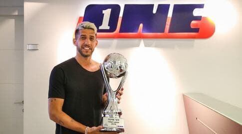 מיכה עם התואר. "כל אחד רוצה שיעריכו אותו" (איציק בלניצקי) מיכה עם התואר. "כל אחד רוצה שיעריכו אותו"