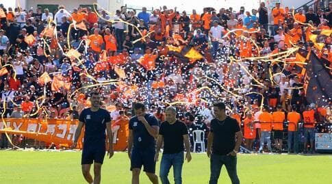 עופר טסלפפה על רקע אוהדי נס ציונה (שחר גרוס) עופר טסלפפה על רקע אוהדי נס ציונה