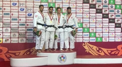 שגיא מוקי על הפודיום באבו דאבי