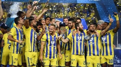 שחקני מכבי ת"א חוגגים עם צלחת האליפות (חגי מיכאלי) שחקני מכבי ת"א חוגגים עם צלחת האליפות