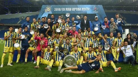 שחקני מכבי ת"א חוגגים עם צלחת האליפות (חגי מיכאלי) שחקני מכבי ת"א חוגגים עם צלחת האליפות