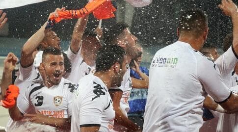 נס ציונה חוגגת עלייה לליגת העל. הכתומים יתמודדו מול אריות הכדורגל הישראלי (שחר גרוס) נס ציונה חוגגת עלייה לליגת העל. הכתומים יתמודדו מול אריות הכדורגל הישראלי