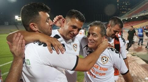 עופר טסלפפה מאושר. לא שוכח לתת קרדיט לצוות שלו (שחר גרוס) עופר טסלפפה מאושר. לא שוכח לתת קרדיט לצוות שלו