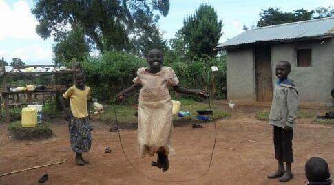 האחיות של לונה סלפטר, עדיין באותו הכפר