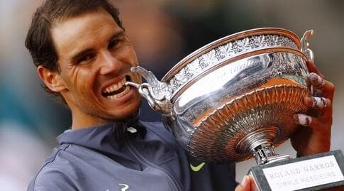 רפאל נדאל עם הגביע. יעשה את העבודה גם על הדשא?