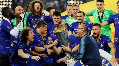 סארי ושחקני צ'לסי עם גביע הליגה אירופית (רויטרס) סארי ושחקני צ'לסי עם גביע הליגה אירופית