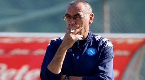 מאוריציו סארי מעשן סיגריה. לא יכול בלי (רויטרס) מאוריציו סארי מעשן סיגריה. לא יכול בלי