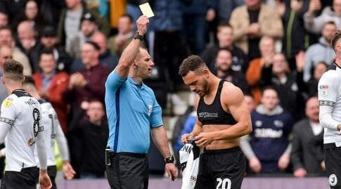 מייסון בנט מקבל את הכרטיס הצהוב. יקרה גם אם השער ייפסל