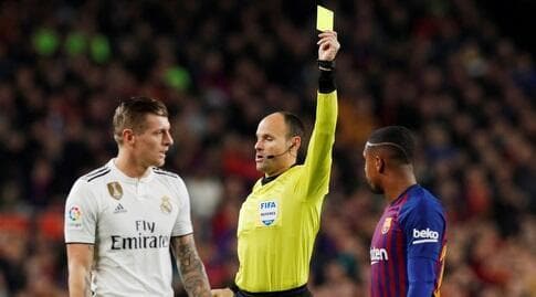 אנטוניו מתיאו לאהוז מצהיב את טוני קרוס. יוכל להידחות להפסקת המשחק הבאה