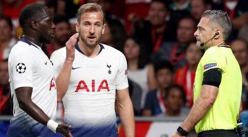 הארי קיין ומוסא סיסוקו מתווכחים עם דאמיר סקומינה אחרי השריקה לפנדל בגמר האלופות