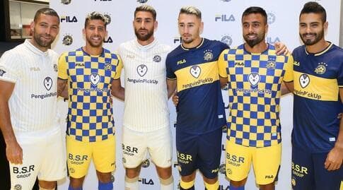 קנדיל, פיבן, אצילי, עטר, מיכה ושכטר עם התלבושת החדשה