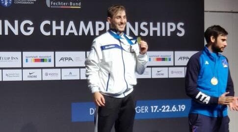 יובל פרייליך עם מדליית הזהב (איגוד הסיוף) יובל פרייליך עם מדליית הזהב