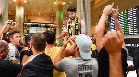 אלמוג כהן מונף על ידי אוהדי מכבי נתניה בנתב"ג