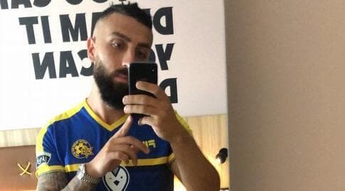 דור אלו בתמונה המפורסמת במדי מכבי ת"א