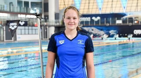 בינתיים, השחיינית היחידה במשלחת. אנסטסיה גורבנקו