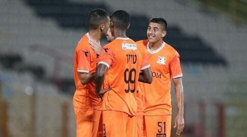 שחקני נס ציונה חוגגים. המטרה - לשרוד