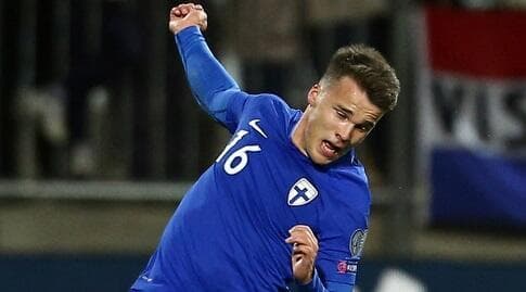 סימון סקראב במדי נבחרת פינלנד (רויטרס) סימון סקראב במדי נבחרת פינלנד