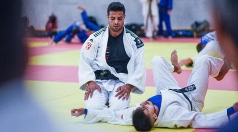 מוקי באימונים. הפציעה בגבו עדיין לא מאחוריו