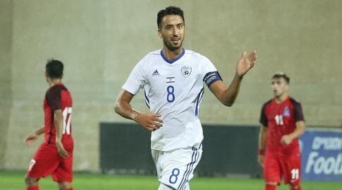 אליאל פרץ חוגג במדי הנבחרת הצעירה (עמית מצפה) אליאל פרץ חוגג במדי הנבחרת הצעירה