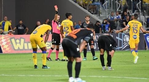 דור פרץ מקבל אדום. 0:0