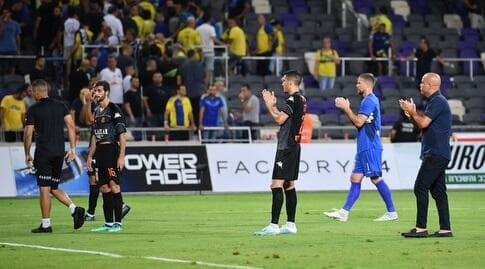יוסי אבוקסיס ושחקני בני יהודה. "אווירה טובה"