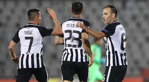 ביברס נאתכו חוגג עם בויאן אוסטויץ' וזוראן אוסיץ' (רויטרס) ביברס נאתכו חוגג עם בויאן אוסטויץ' וזוראן אוסיץ'