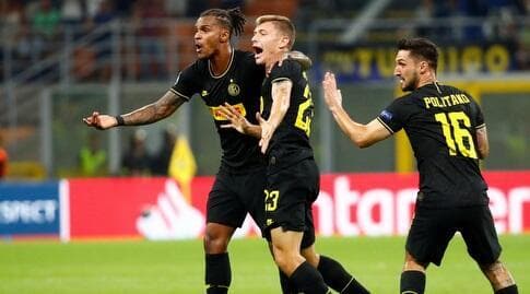 מתאו פוליטנו, ניקולו בארלה ו-ולנטינו לזארו חוגגים את השער מול סלאביה פראג (רויטרס) מתאו פוליטנו, ניקולו בארלה ו-ולנטינו לזארו חוגגים את השער מול סלאביה פראג