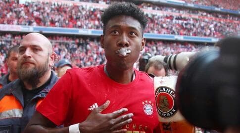 דויד אלאבה חוגג עם בירה. באוסטריה מקווים שלזארו יילך בעקבותיו וישתלב בטופ העולמי (רויטרס) דויד אלאבה חוגג עם בירה. באוסטריה מקווים שלזארו יילך בעקבותיו וישתלב בטופ העולמי