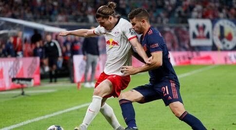 לוקאס הרננדס מול מרסל סביצר במשחק העונה בבונדסליגה (רויטרס) לוקאס הרננדס מול מרסל סביצר במשחק העונה בבונדסליגה