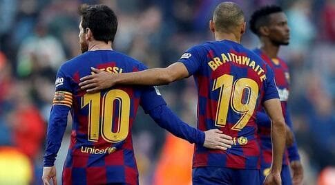 מרטין בריית'ווייט עם ליאו מסי. "אם כדורגל זה דת, הוא אלוהים". ימלא חלק מהחלל החסר?