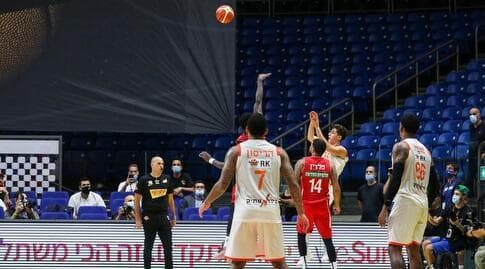 אדם אריאל זורק את שלשת הניצחון מול ירושלים