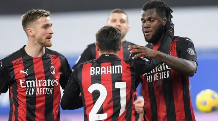 שחקני מילאן חוגגים עם פרנק קסייה