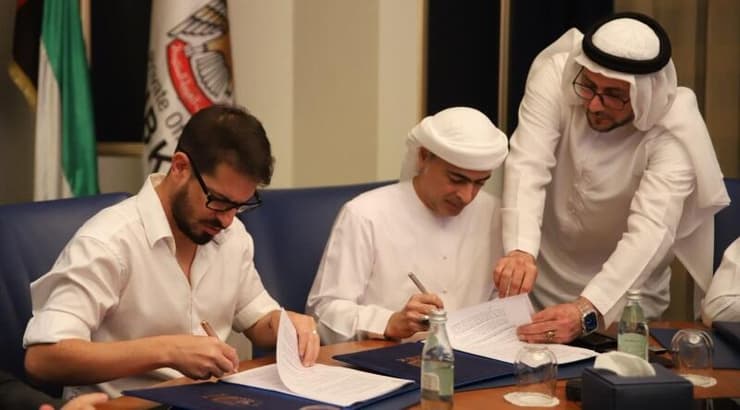 משה חוגג והשייח חאמד בן ח'ליפה במעמד החתימה