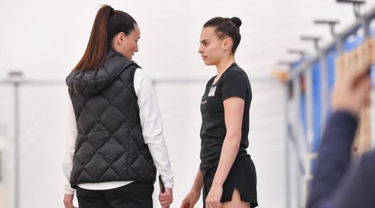 לינוי אשרם והמאמנת איילת זוסמן בעבודה באוהל