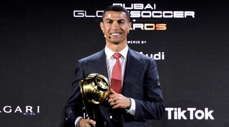 כריסטיאנו רונאלדו עם פרס שחקן המאה